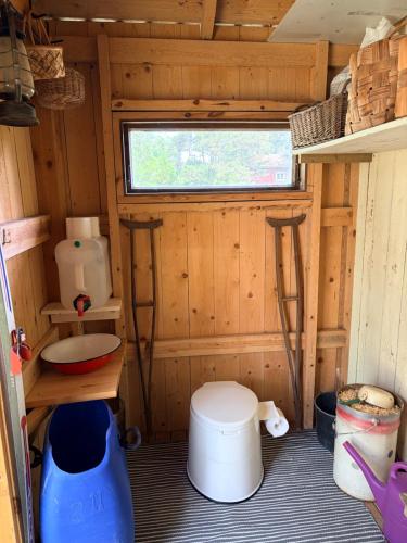 Ein Blick ins Innere eines Minihauses mit Toilette in der Unterkunft Verstas in Kustavi