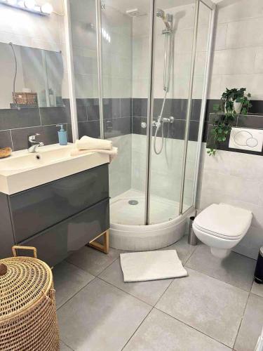 Cosy Air-Conditioned Studio in Old Antibes, Walk to Beach & Market