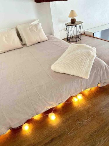 Cosy Air-Conditioned Studio in Old Antibes, Walk to Beach & Market