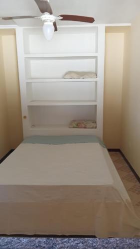 a bedroom with a bed with a ceiling fan at Casa Com 2 Quartos Barra Serinhaem - BA in Ituberá