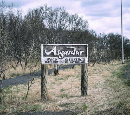 a sign on the side of a road at Ásgarður Guesthouse in Hvolsvöllur