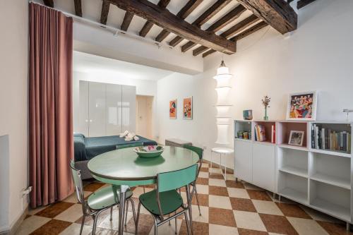 a living room with a table and chairs and a couch at Casa Camilla - Arty Suite nel centro storico in Parma