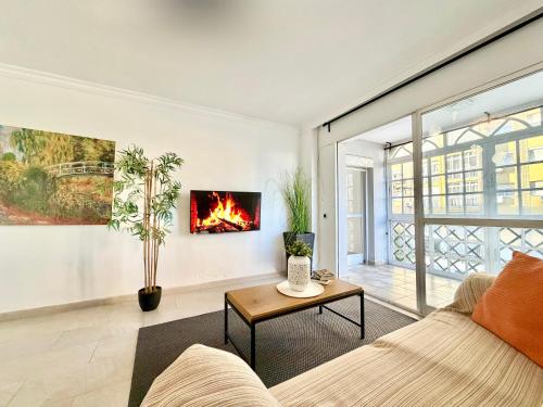 Calm Coastal Boutique Apartment for 12 by TuriVida