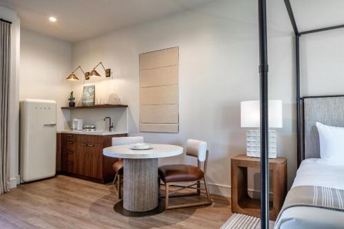 a room with a bed and a table and a kitchen at Duchamp Healdsburg in Healdsburg