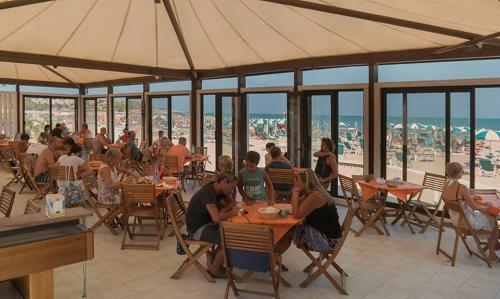 Un restaurante o sitio para comer en Hotel Vela Velo Club Vieste