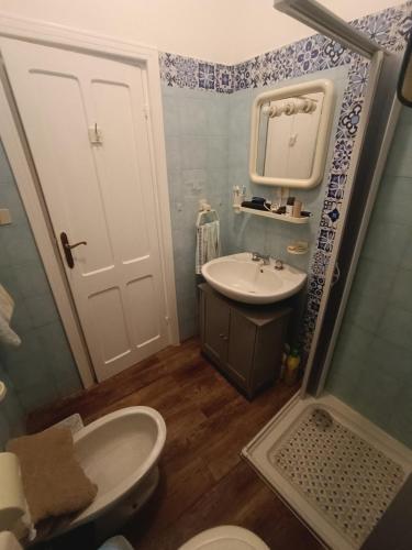 a small bathroom with a sink and a toilet at Casa Alby in Nulvi