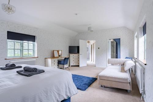 a bedroom with a bed and a desk and a chair at 7 Bed in Coltishall oc-m31936 in Coltishall