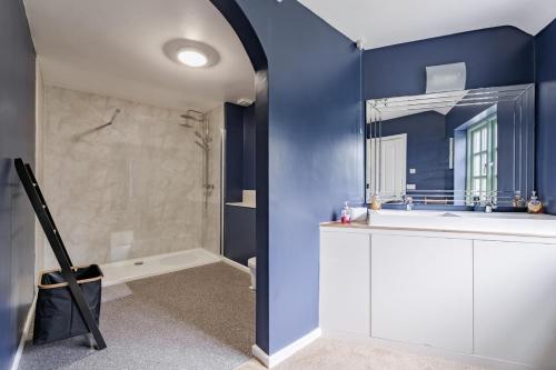 a bathroom with a sink and a mirror at 7 Bed in Coltishall oc-m31936 in Coltishall