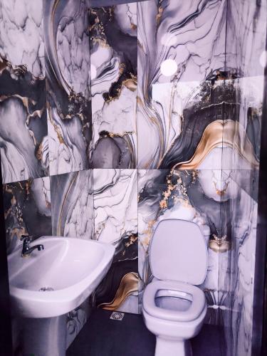 a bathroom with a toilet and a sink at Casa Quinta MYK in Ciudad del Este