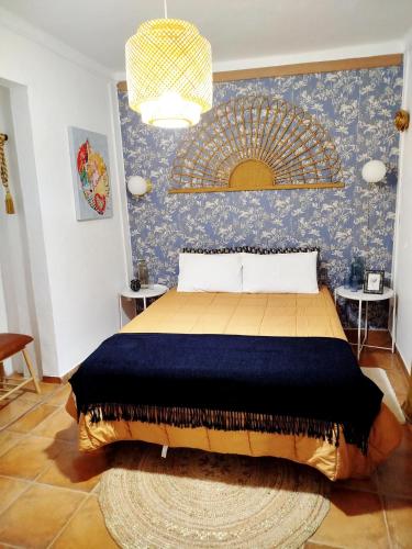a bedroom with a bed with a blue wall at Catespero Sossego Villa in Reguengos de Monsaraz