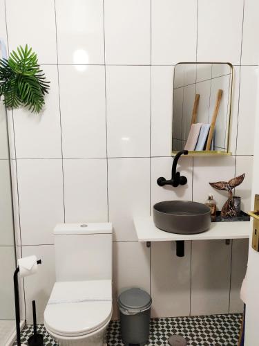 a bathroom with a toilet and a sink at Catespero Sossego Villa in Reguengos de Monsaraz