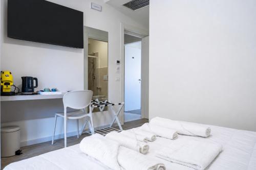 a white room with a bed and a table at Palazzo Ambra in Soverato Marina