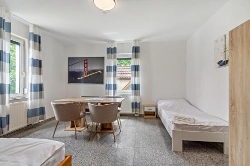 a room with a bed and a table and chairs at Ferienwohnung mit Parkmöglichkeit in Göppingen
