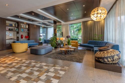 ein Wohnzimmer mit blauen Möbeln und einem Kronleuchter in der Unterkunft Hotel Morrison Usaquén in Bogotá