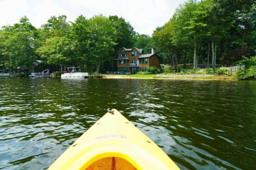 Blick auf ein Haus vom Kajak aus im Wasser in der Unterkunft Casco Cottage in Casco