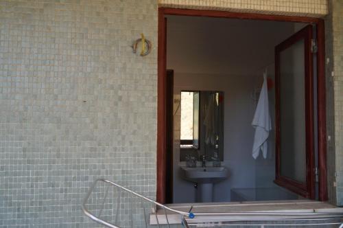 a bathroom with a sink and a mirror at apartamento 2000 in Algés
