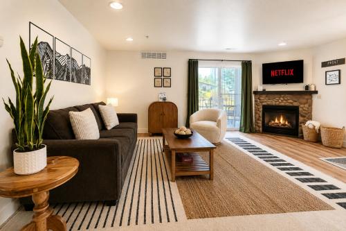 a living room with a couch and a fireplace at Edelweiss Escape in Leavenworth