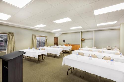 Ramada by Wyndham Clairmont/Grande Prairie