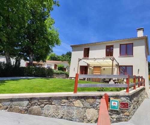 a house with a bench in front of it at Casa do Crego in Brañas