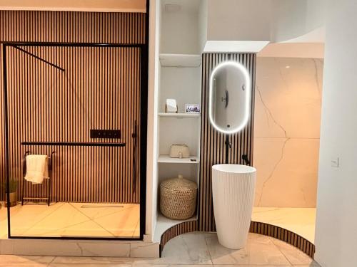 Luxury Designer Appartment - Sea View AC