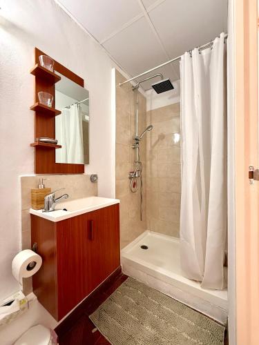 a bathroom with a shower and a sink and a toilet at casa rural excentrico alcala in Vélez de Benaudalla