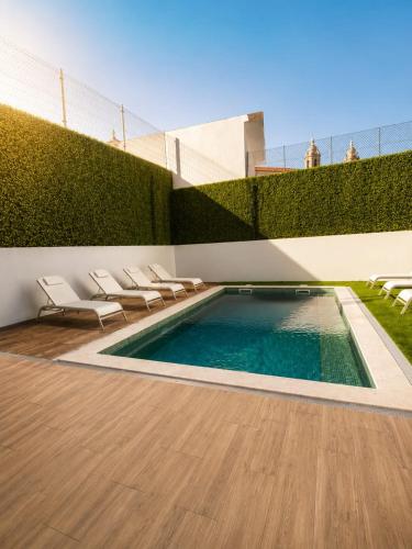 Central Living & Pool