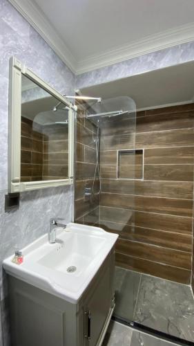 ein Badezimmer mit einem weißen Waschbecken und einem Spiegel in der Unterkunft Hisar Beach Hotel in Yaylacık