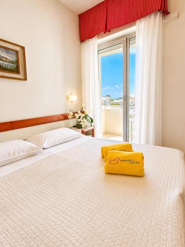 Postel nebo postele na pokoji v ubytování Hotel Aristeo Rimini fronte mare