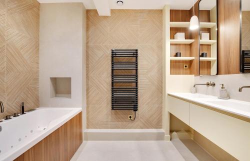 An exquisite 3-bedroom 3-bathroom apartment in Trocadéro - Eiffel Tower