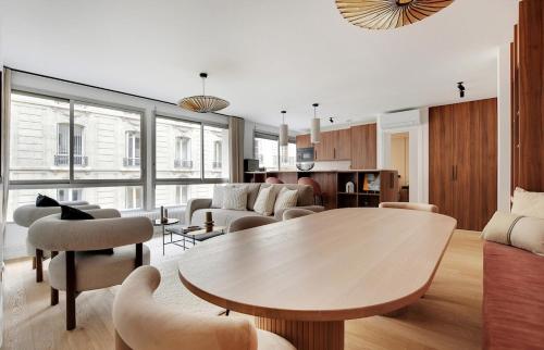 An exquisite 3-bedroom 3-bathroom apartment in Trocadéro - Eiffel Tower
