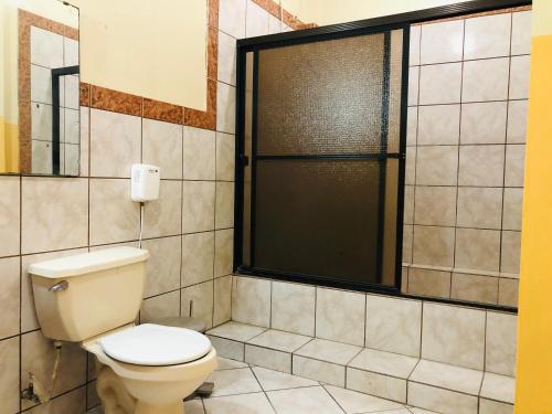 a bathroom with a toilet and a window at Terra Vista Hotel in El Guayabo