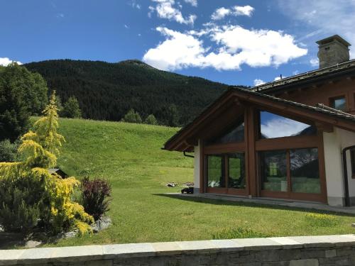 a house with a view of a mountain at Chalet Taulei tra Bormio e Livigno in Valdidentro