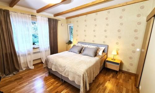 a bedroom with a bed and a window at 50 ruutmeetrit in Tallinn