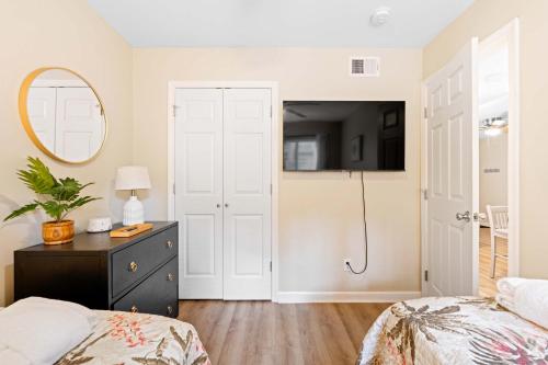Renovated 2BR First Floor Forest Beach Condo photo 10