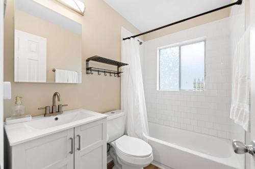 Renovated 2BR First Floor Forest Beach Condo photo 9