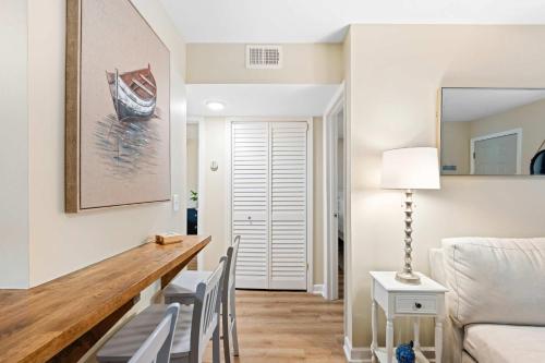 Renovated 2BR First Floor Forest Beach Condo photo 8