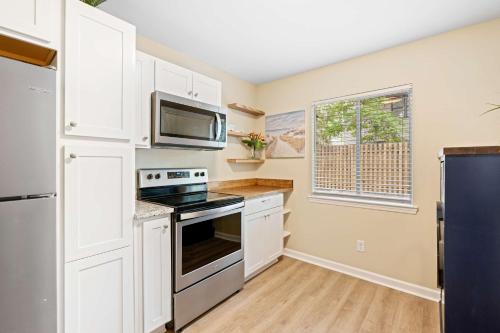 Renovated 2BR First Floor Forest Beach Condo photo 4
