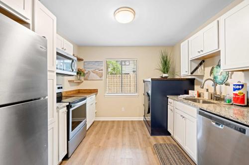 Renovated 2BR First Floor Forest Beach Condo photo 16