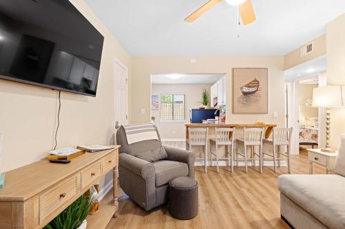 Renovated 2BR First Floor Forest Beach Condo photo 17