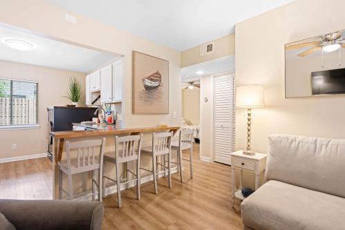 Renovated 2BR First Floor Forest Beach Condo photo 5