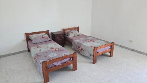 two twin beds sitting next to each other in a room at Appartement kantaoui in Sousse