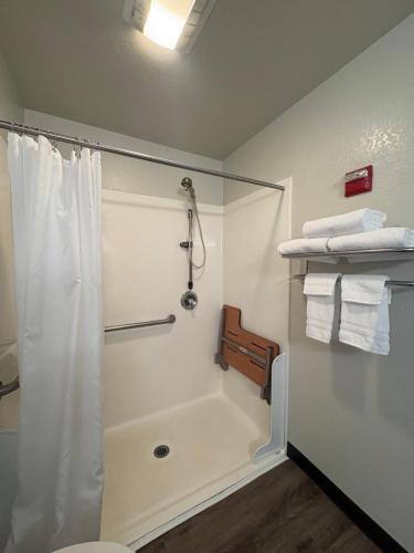 a bathroom with a shower with a shower curtain at Shady Motel in Caliente