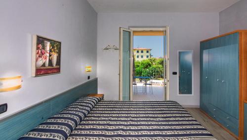 Un pat sau paturi într-o cameră la Hotel Apuana