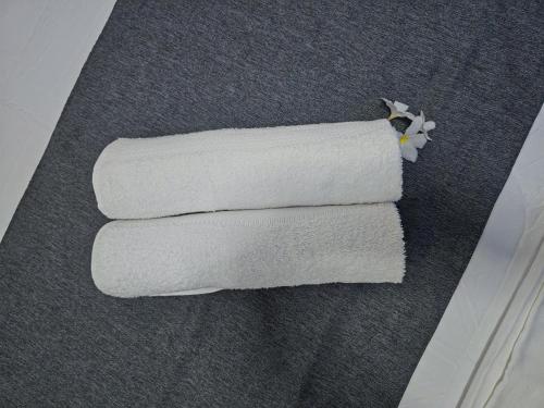 a stack of white towels sitting on the floor at Casa Cayena - Tangalle in Tangalle