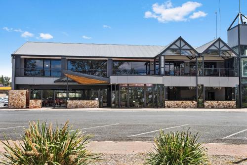 an empty parking lot in front of a building at Berri Hotel in Berri
