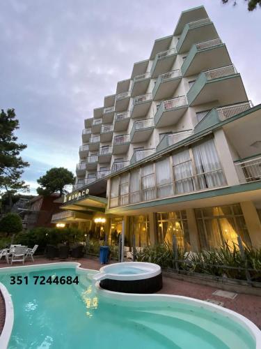 Hotel Monaco - parcheggio e piscina