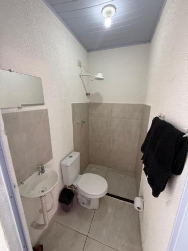 a bathroom with a white toilet and a sink at Lindo Apto Mobiliado, Smart TV - Caieras in Caieiras
