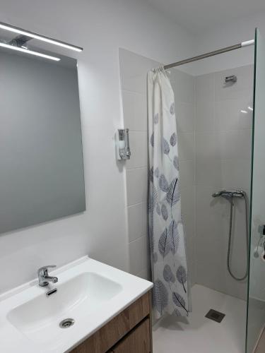a bathroom with a sink and a shower at Urban Stay Maspalomas in San Bartolomé