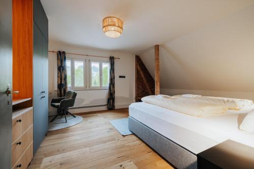 a bedroom with a bed and a desk and a chair at Top sanierte, gehoben ausgestattete Wohnung für 2-4 Personen in Baudenkmal in Feldberg