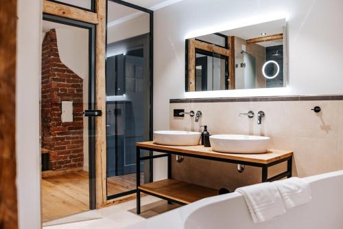 two sinks in a bathroom with two mirrors at Top sanierte, gehoben ausgestattete Wohnung für 2-4 Personen in Baudenkmal in Feldberg